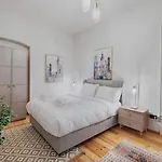 Spacious Rustic 2 Bedroom Few Steps From Galata Tower Estambul