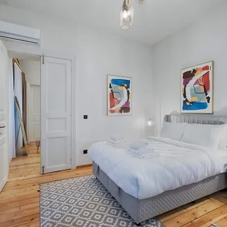 Spacious Rustic 2 Bedroom Few Steps From Galata Tower