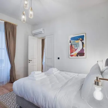 Spacious Rustic 2 Bedroom Few Steps From Galata Tower Apartment *